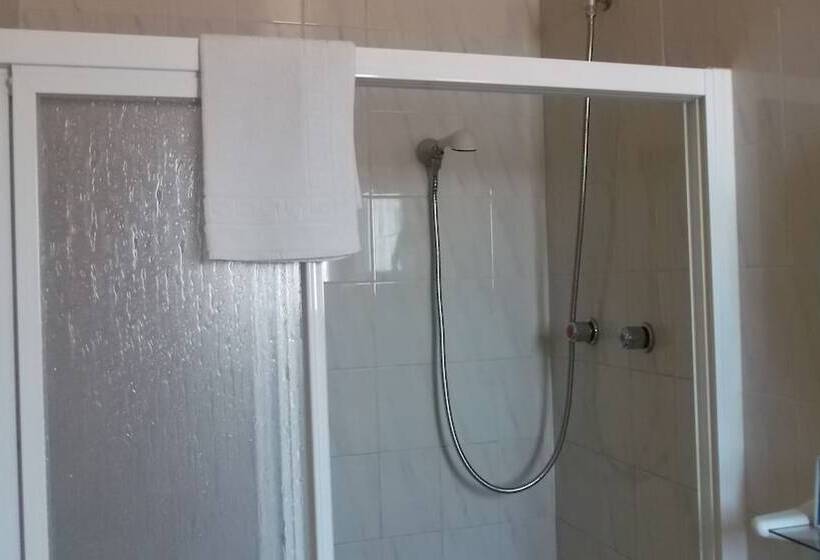 标准三人间, Arce