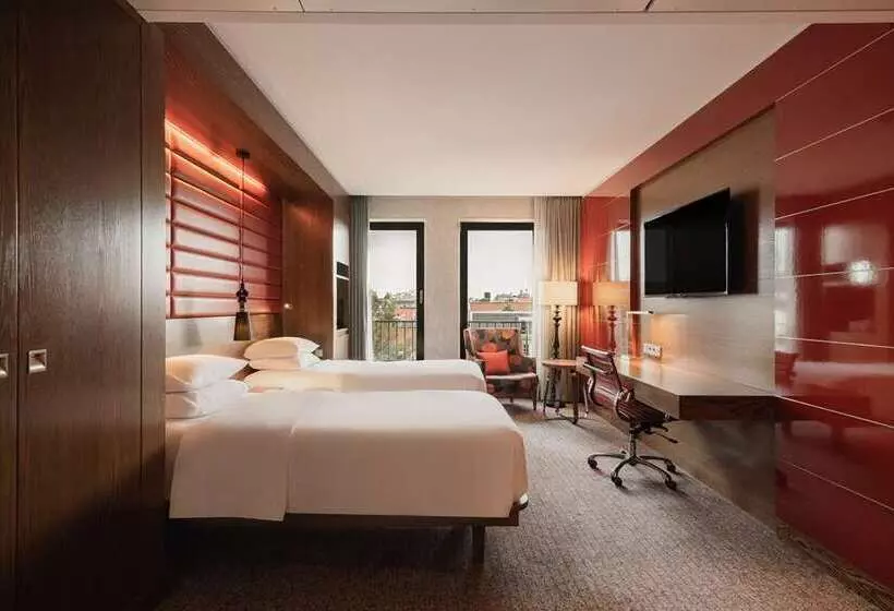 اتاق خانوادگی تودرتو, Canopy by Hilton Madrid Castellana