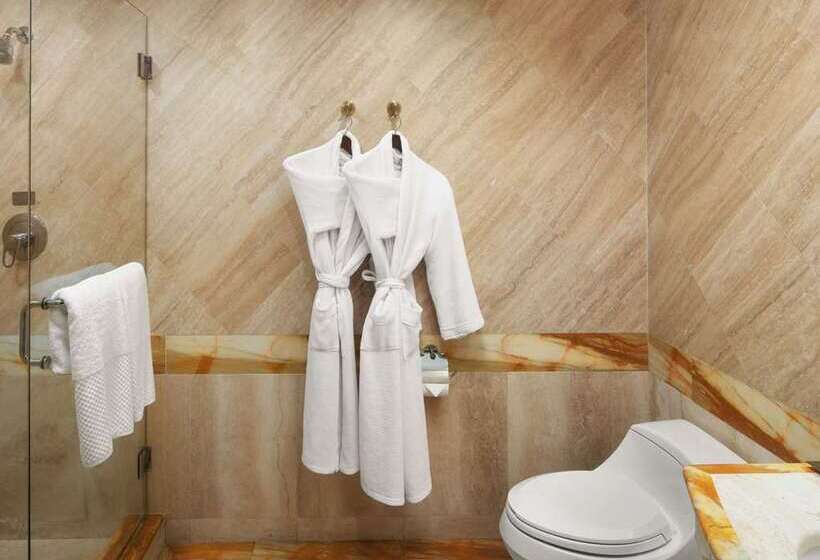 اتاق استاندارد با تخت بزرگ, Canopy by Hilton Madrid Castellana