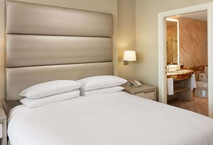 اتاق استاندارد با تخت بزرگ, Canopy by Hilton Madrid Castellana