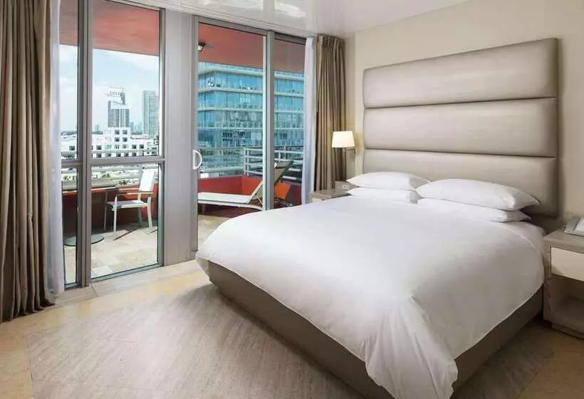 اتاق استاندارد با تخت بزرگ, Canopy by Hilton Madrid Castellana
