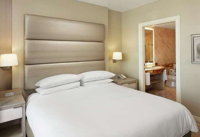 اتاق استاندارد با تخت بزرگ, Canopy by Hilton Madrid Castellana