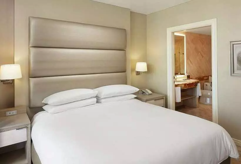 اتاق استاندارد با تخت بزرگ, Canopy by Hilton Madrid Castellana
