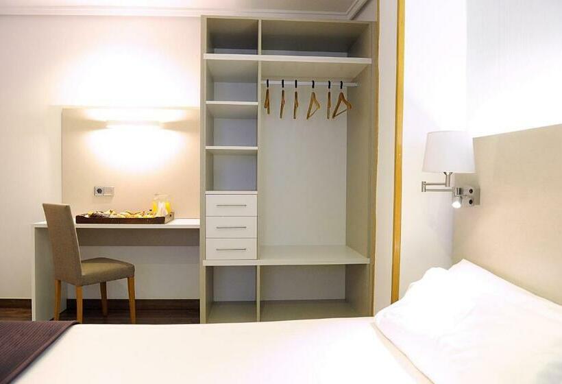 اتاق کلاسیک سه تخته, El Churra