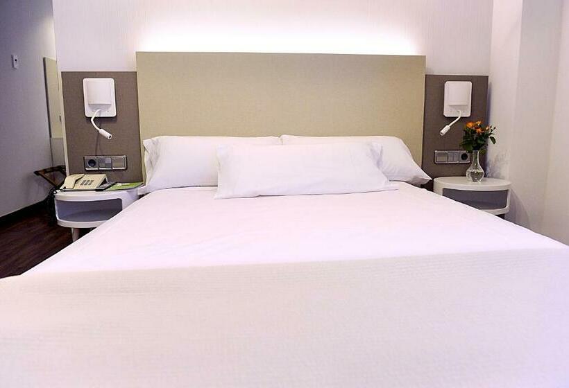 اتاق کلاسیک سه تخته, El Churra