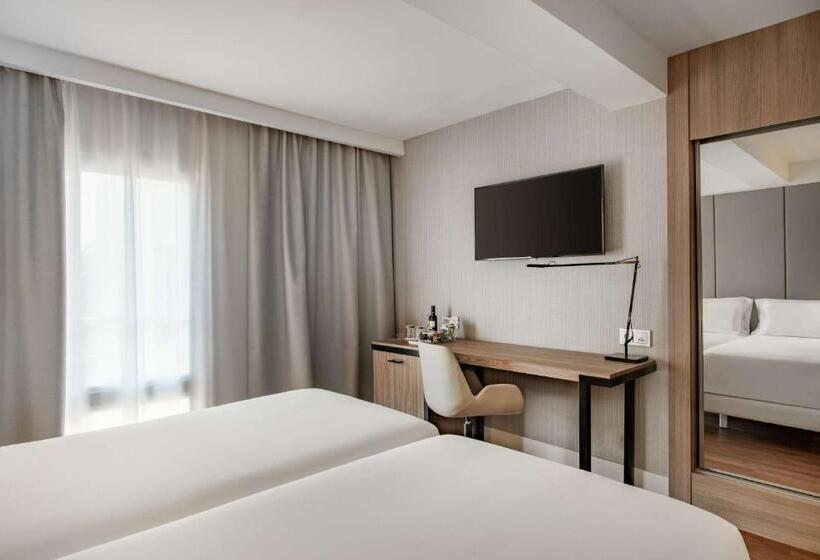 Superior Room with Terrace, NH Paseo De La Habana