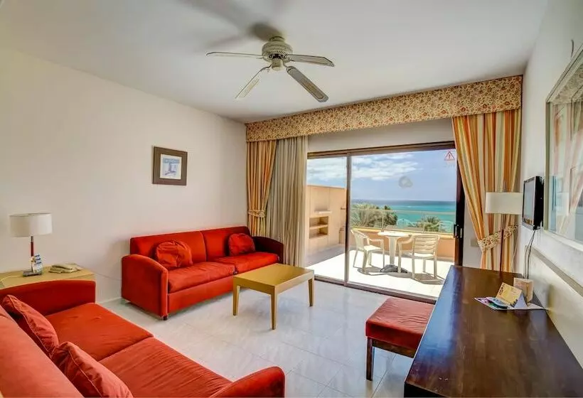 اتاق خانوادگی با چشم‌انداز دریا, Sbh Taro Beach
