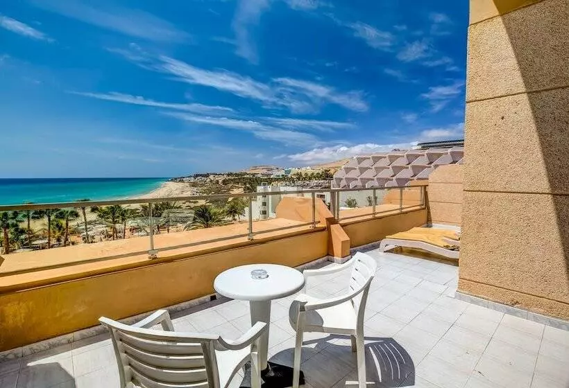 اتاق خانوادگی با چشم‌انداز دریا, Sbh Taro Beach