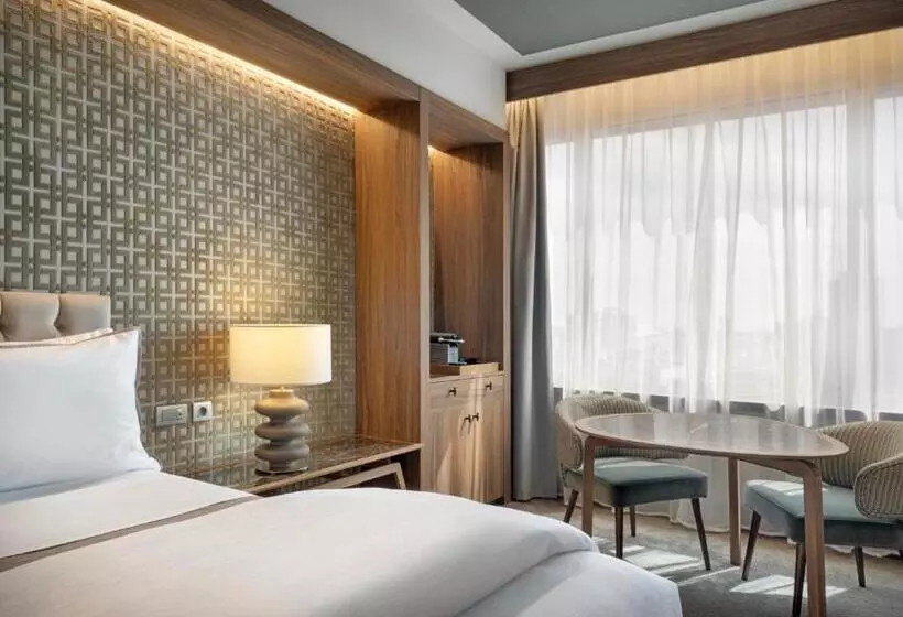 اتاق دلوکس با تخت کینگ و چشم‌انداز شهر, The Westin Madrid Cuzco