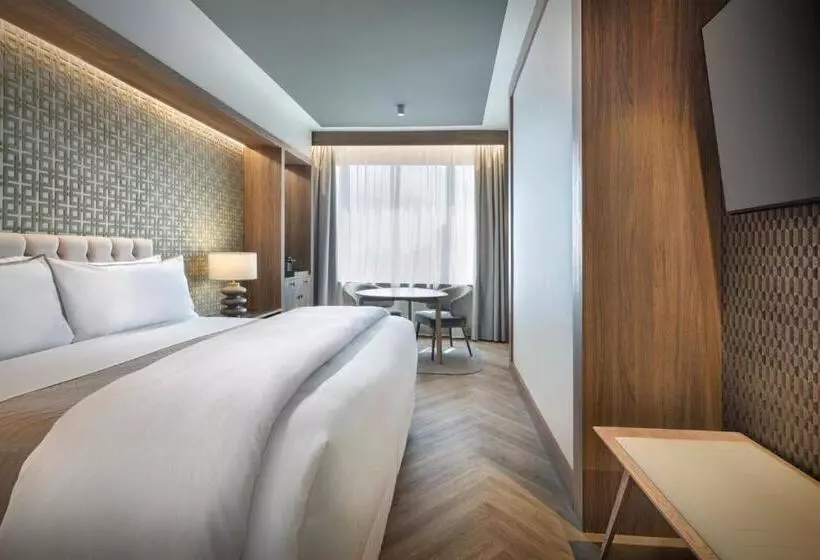 اتاق دلوکس با تخت کینگ و چشم‌انداز شهر, The Westin Madrid Cuzco