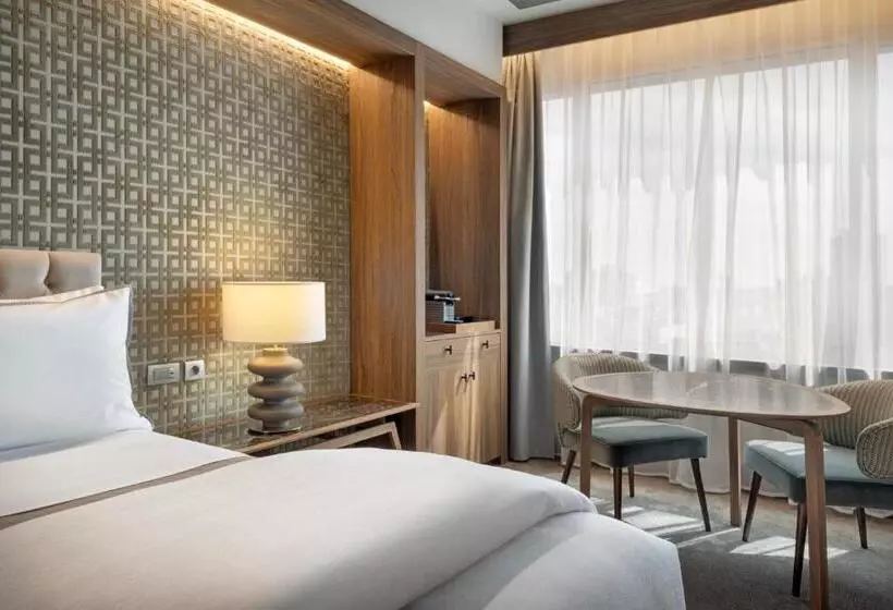 اتاق دلوکس با تخت کینگ و چشم‌انداز شهر, The Westin Madrid Cuzco