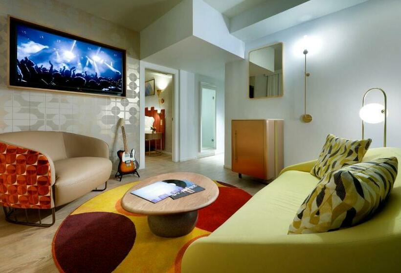 スタンダードスタジオ, Hard Rock Hotel Marbella
