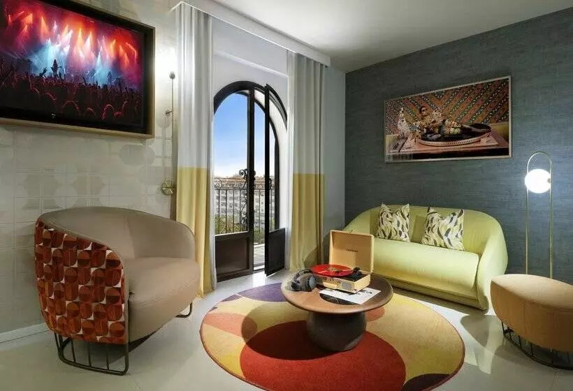 استودیوی استاندارد, Hard Rock Hotel Marbella