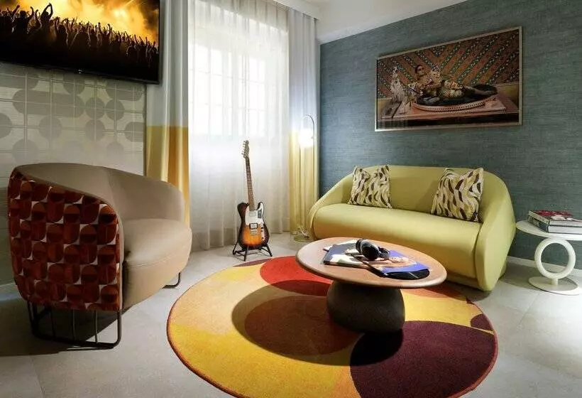 プールビュースタンダードステューディオ, Hard Rock Hotel Marbella