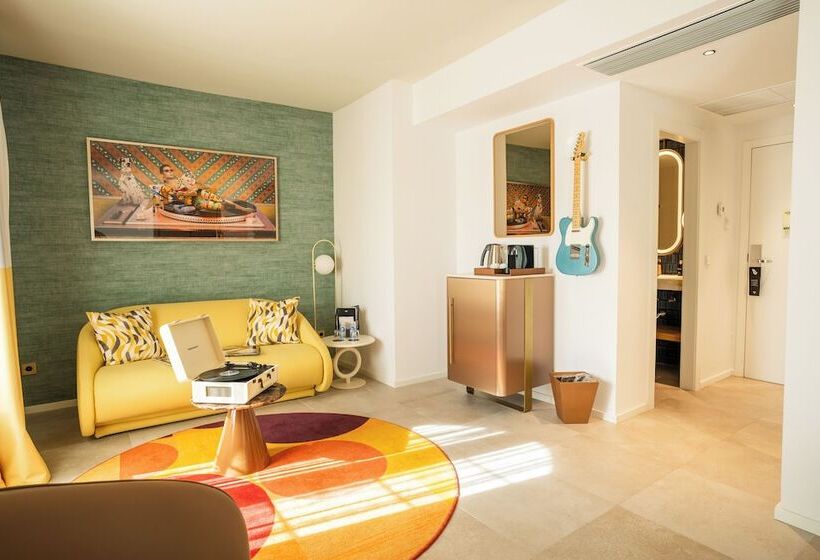 스탠다드 스튜디오, Hard Rock Hotel Marbella