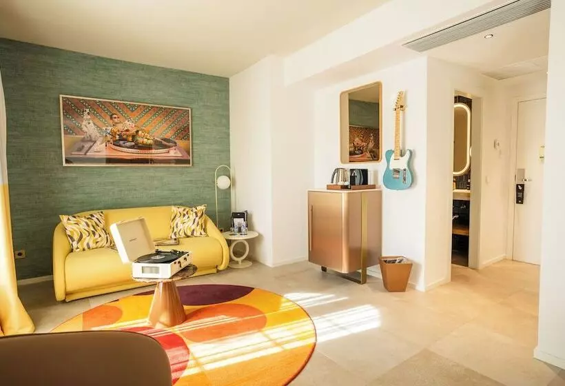 استودیوی استاندارد, Hard Rock Hotel Marbella