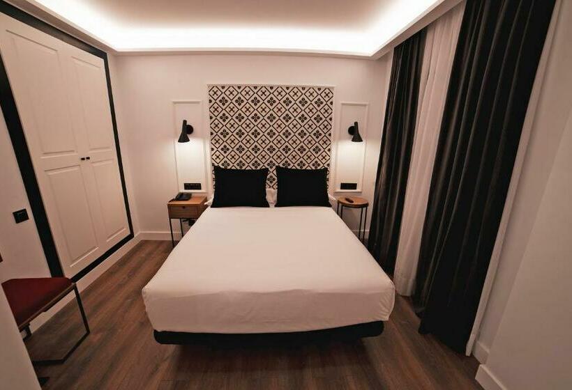 جناح جونيور, Colon Plaza