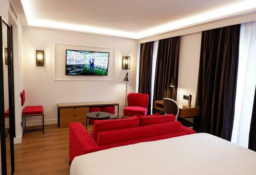 جناح جونيور, Colon Plaza