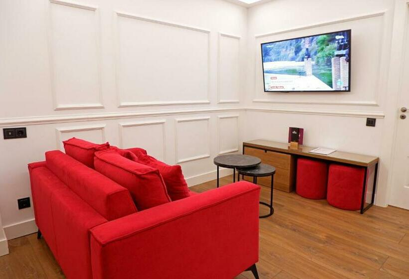 جناح جونيور, Colon Plaza