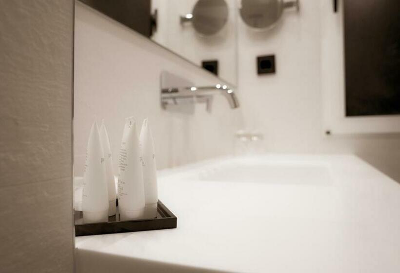 جناح جونيور, Colon Plaza