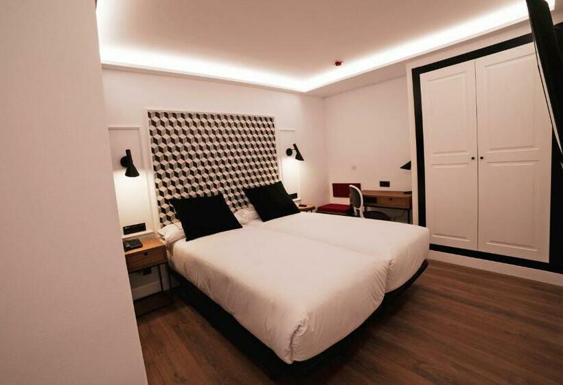 جناح جونيور, Colon Plaza