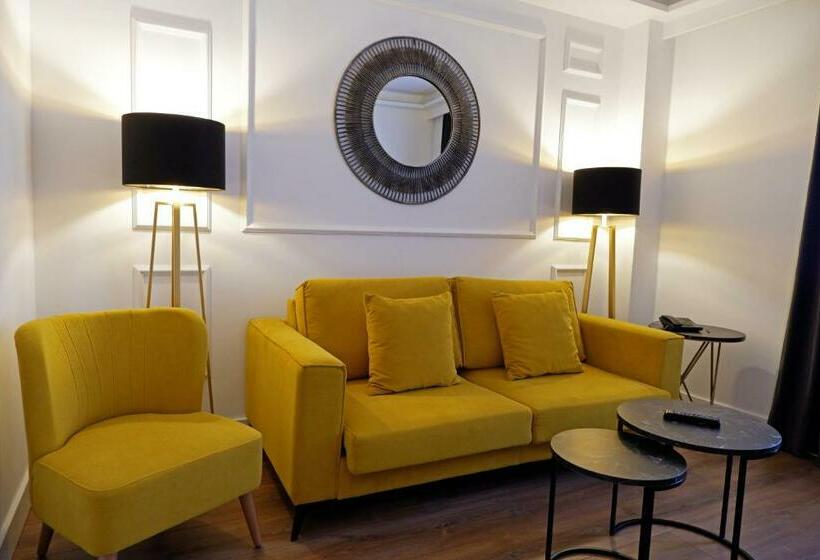 جناح ديلوكس, Colon Plaza