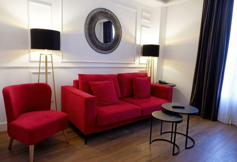 جناح ديلوكس, Colon Plaza