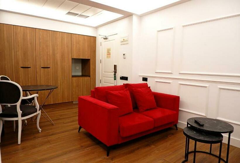 جناح ديلوكس, Colon Plaza