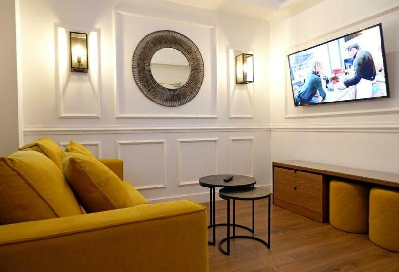 جناح ديلوكس, Colon Plaza