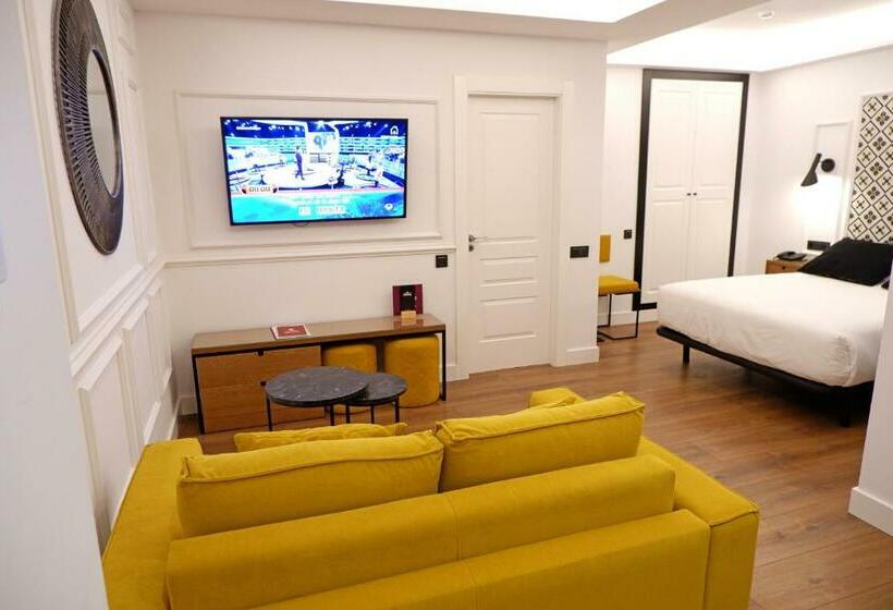 جناح ديلوكس, Colon Plaza