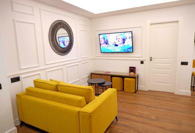 جناح ديلوكس, Colon Plaza