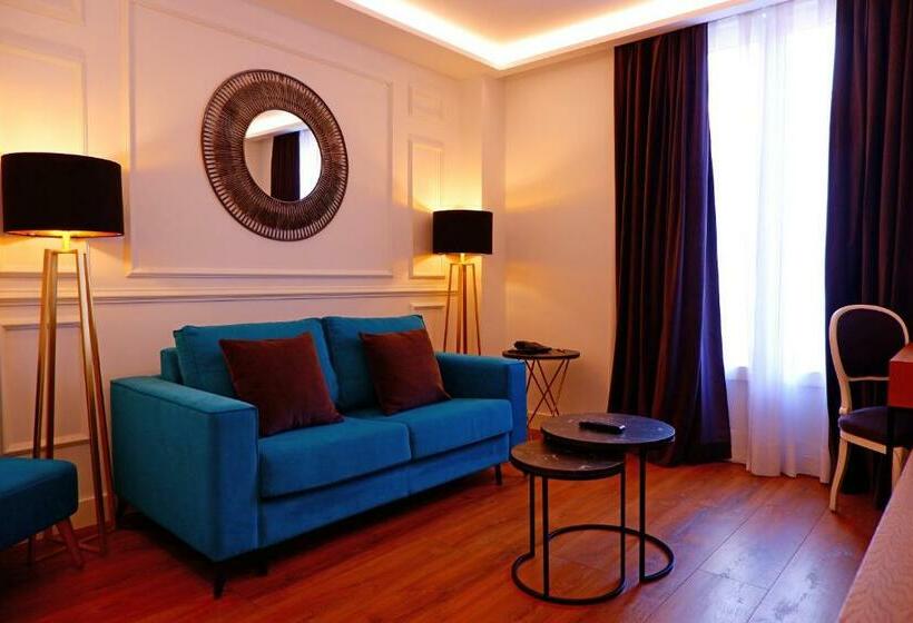 جناح ديلوكس, Colon Plaza