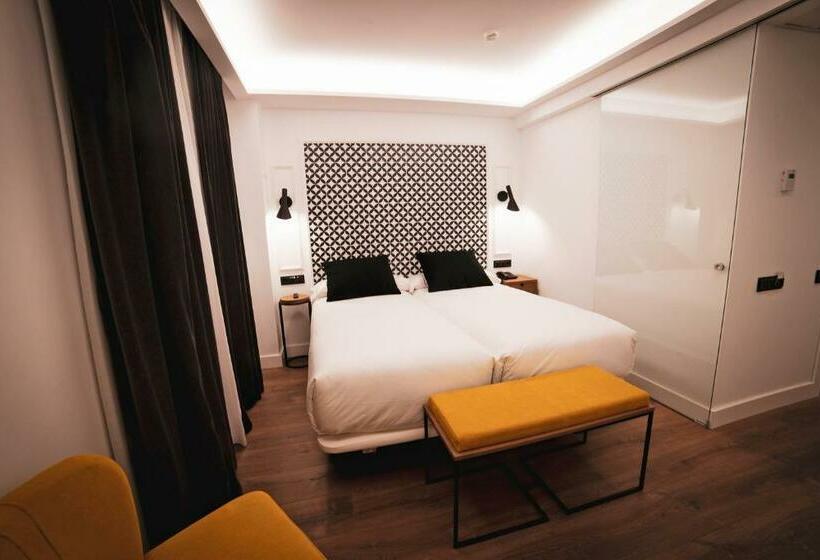 جناح ديلوكس, Colon Plaza