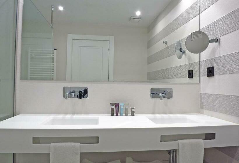 جناح ديلوكس, Colon Plaza