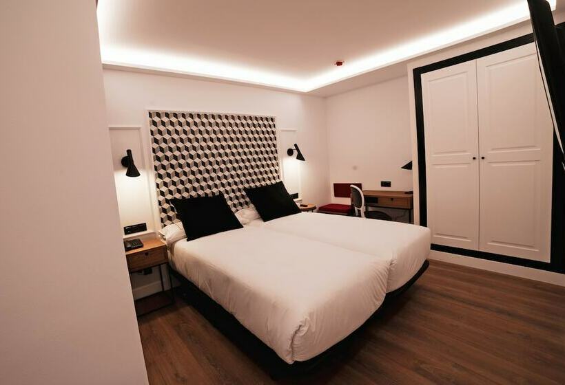 جناح جونيور, Colon Plaza