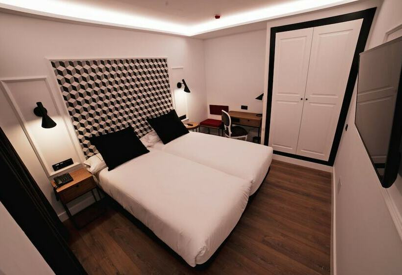 جناح جونيور, Colon Plaza