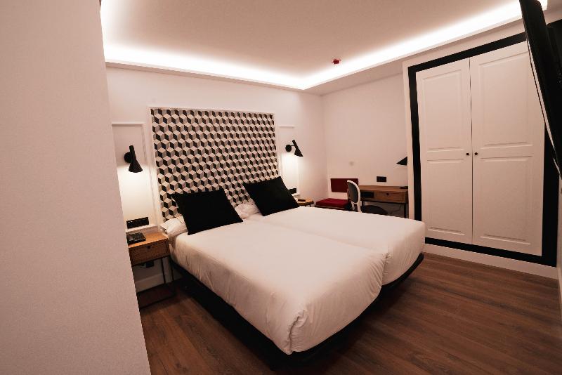 جناح جونيور, Colon Plaza