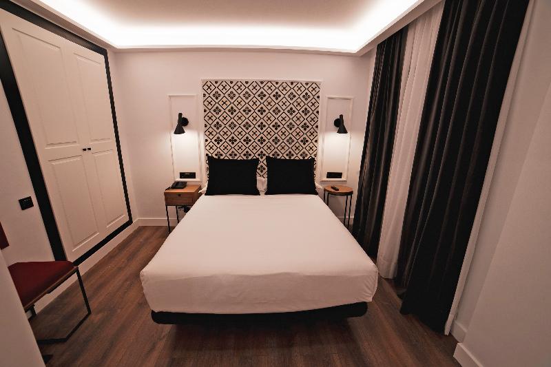 جناح جونيور, Colon Plaza