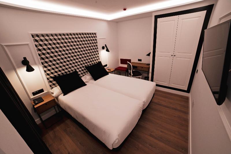 جناح جونيور, Colon Plaza