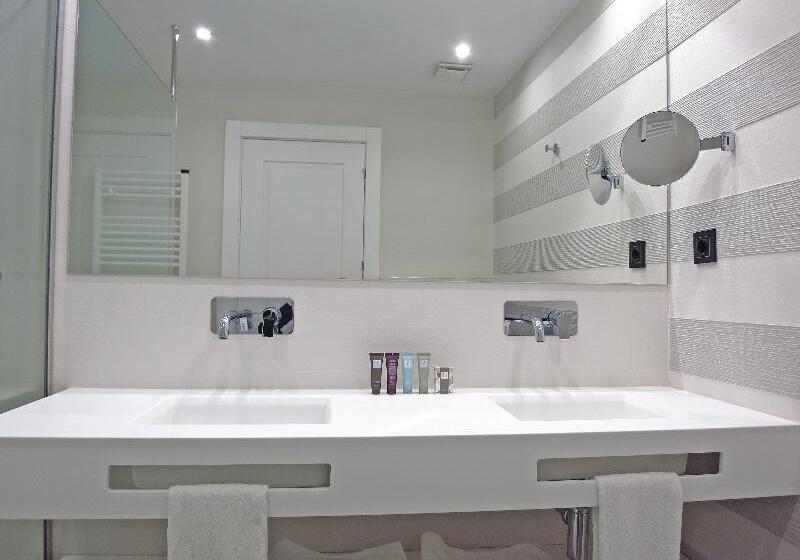 جناح جونيور, Colon Plaza