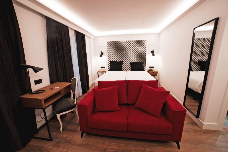 جناح جونيور, Colon Plaza