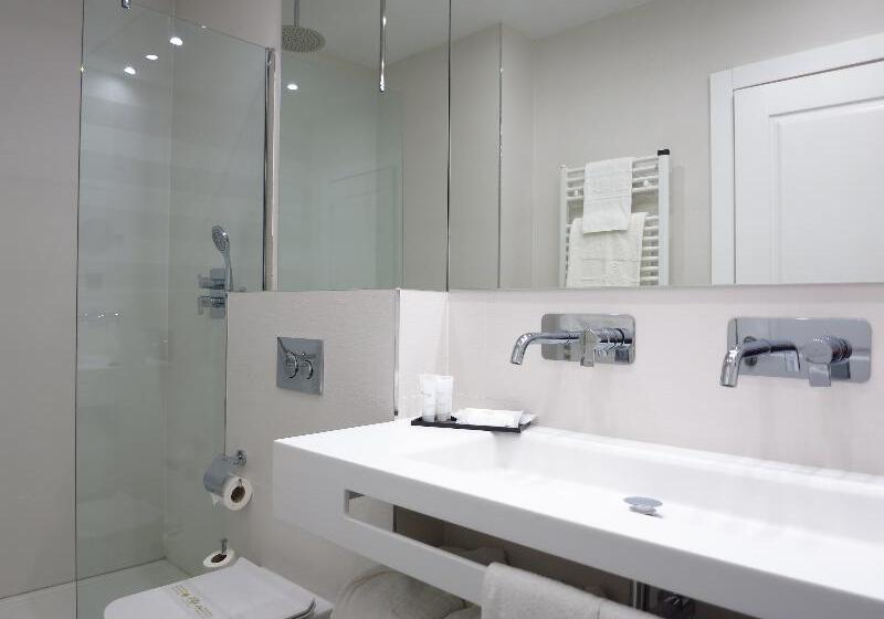 جناح جونيور, Colon Plaza