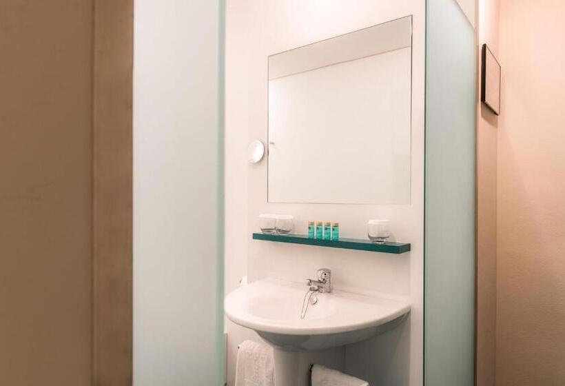 اتاق استاندارد سه نفره, Emporda