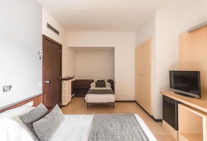 اتاق استاندارد سه نفره, Emporda