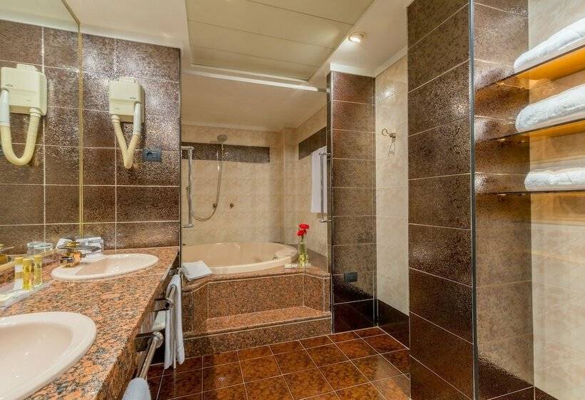 주니어 스위트, Exe Boston