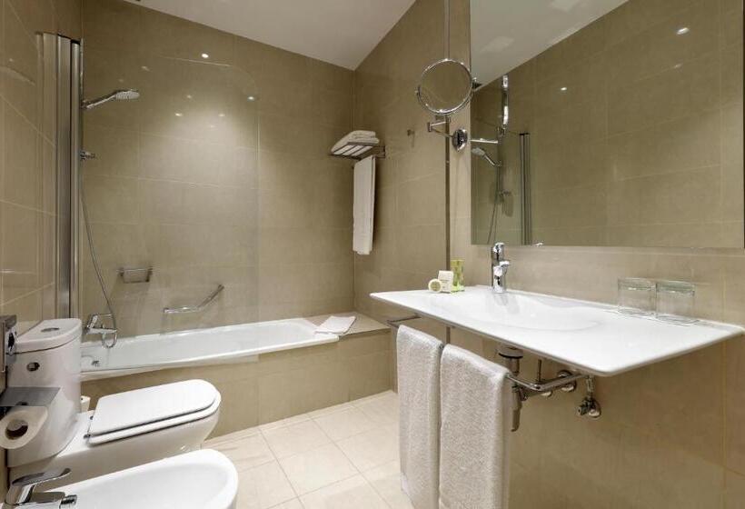 اتاق استاندارد سه نفره, Eurostars Regina