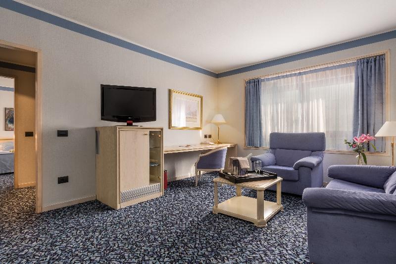 주니어 스위트, Exe Boston