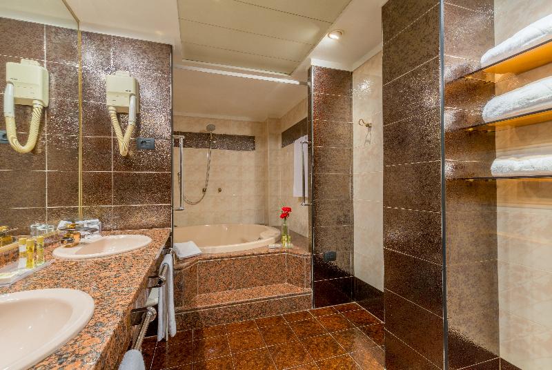 주니어 스위트, Exe Boston