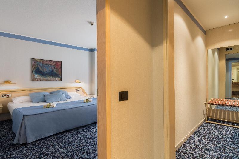 주니어 스위트, Exe Boston