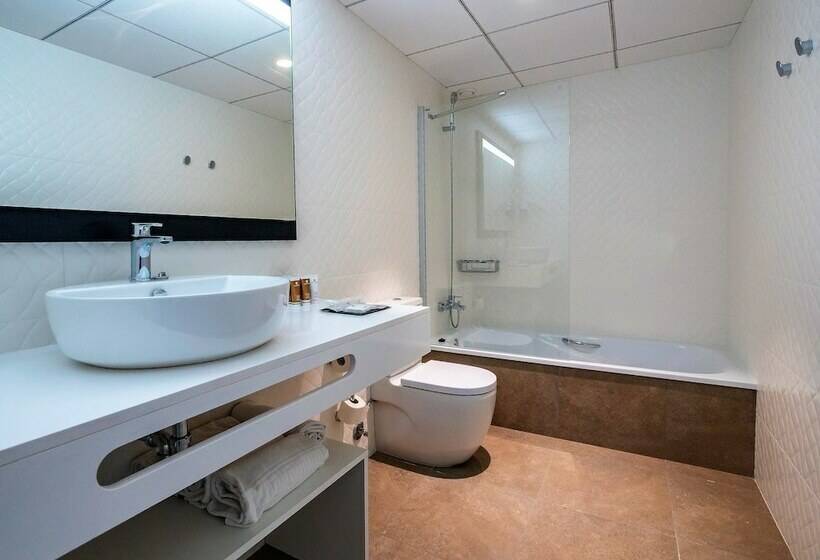 اتاق خانوادگی, Golden Donaire Beach